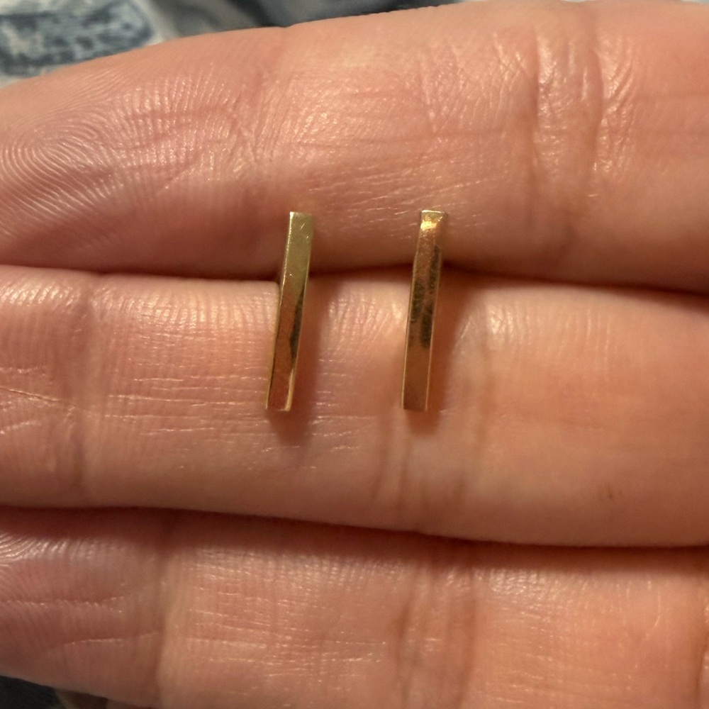 Firm price )No offers 👏🏻Real Gold 10k Bar Stud Earrings Second Hand ✋🏻